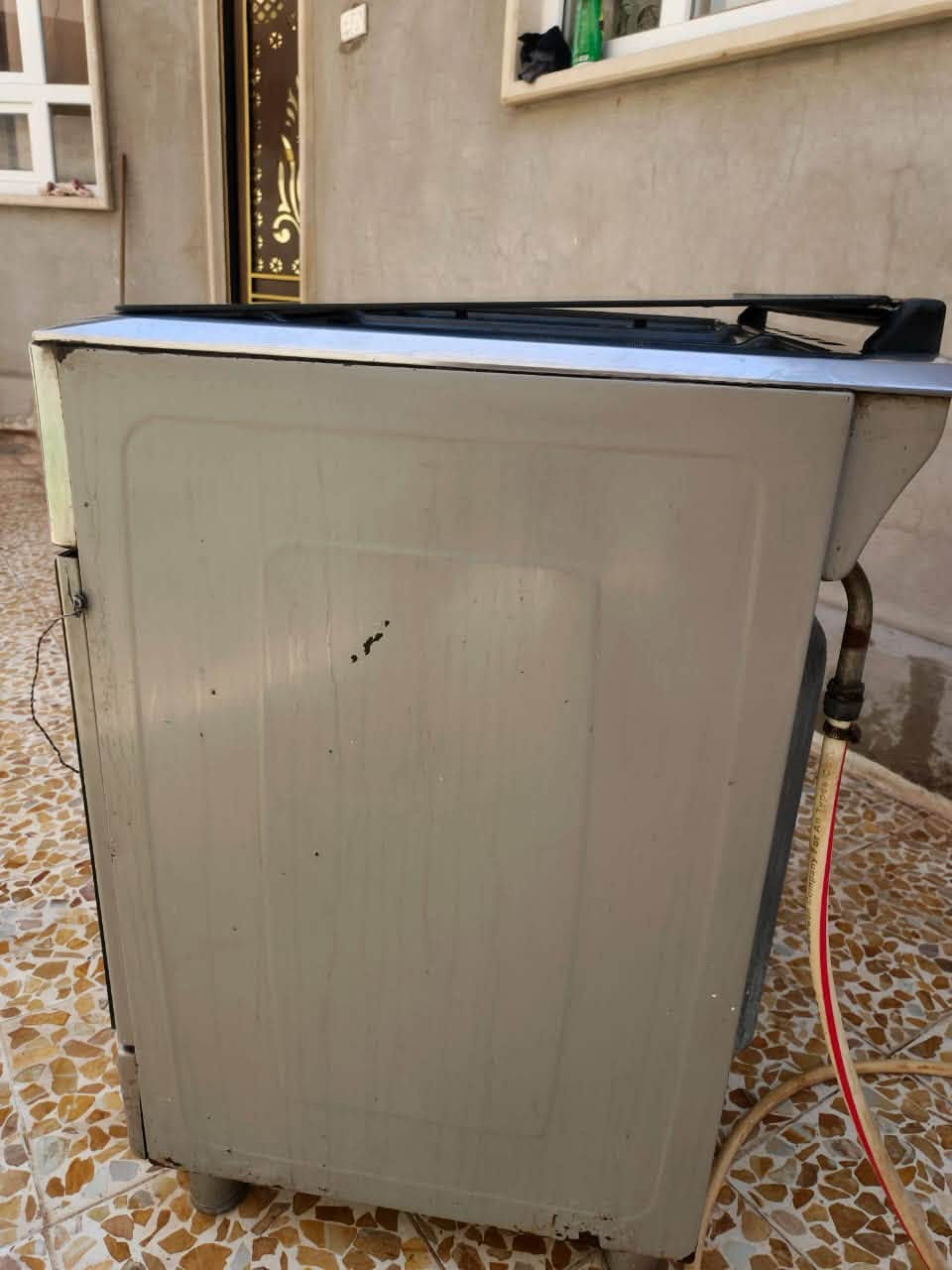 السلام عليكم
عندي ثلاجه وطباخ للبيع 
الثلاجه / 100
طباخ /100  

***********
