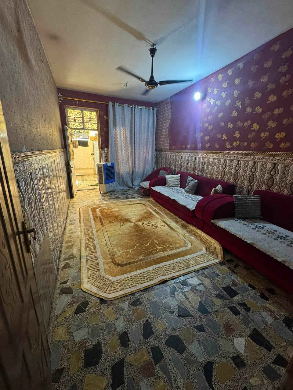 بيت للبيع / طابو ملك صرف
السند مشترك يحتوي على ١٠ أشخاص افتحلك بيان بطابو فقط

الموقع الشعب نهاية الفورتات مجاور مستشفى الزهراء الاهلي 

المساحه79متر  واجهه 3.5 نزال 22.5

 بناء 2017

البيت مدخل واحد +طابق واحد 

-الطابق الاول / طرمه +حمام خارجي + استقبال + غرفة +مطبخ + حمام+ترك

-الطابق الثاني/ يحتاج اله بناء ١٠ سوف طابوق يكمل +بيتونه كامله 

الُبيت داخل فرع مغلق مرتب من كل نواحي 

 شارع عريض 10

للاستفسار الاتصال على رقم هاتف ***********

السعر ٧٥ مليون
