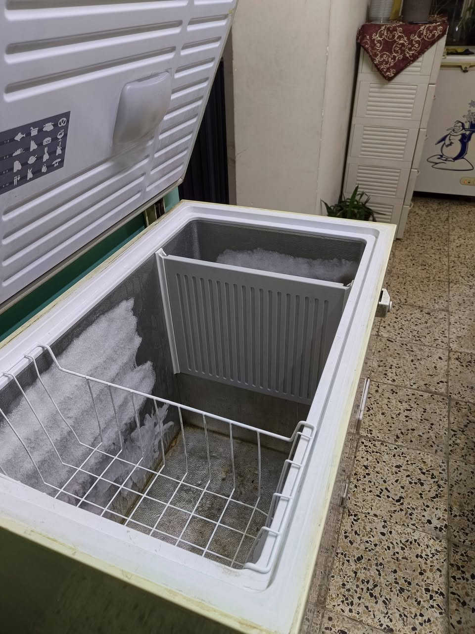 سلام عليكم 
للبيع مجمدة ڤستل حجمها متوسط بصراحة ما اعرف شگد شغالة بحالة جيدة سعرها ١٢٥ قفل متوفر توصيل داخل بغداد
للمعلومات خاص او *********** متوفر واتس
