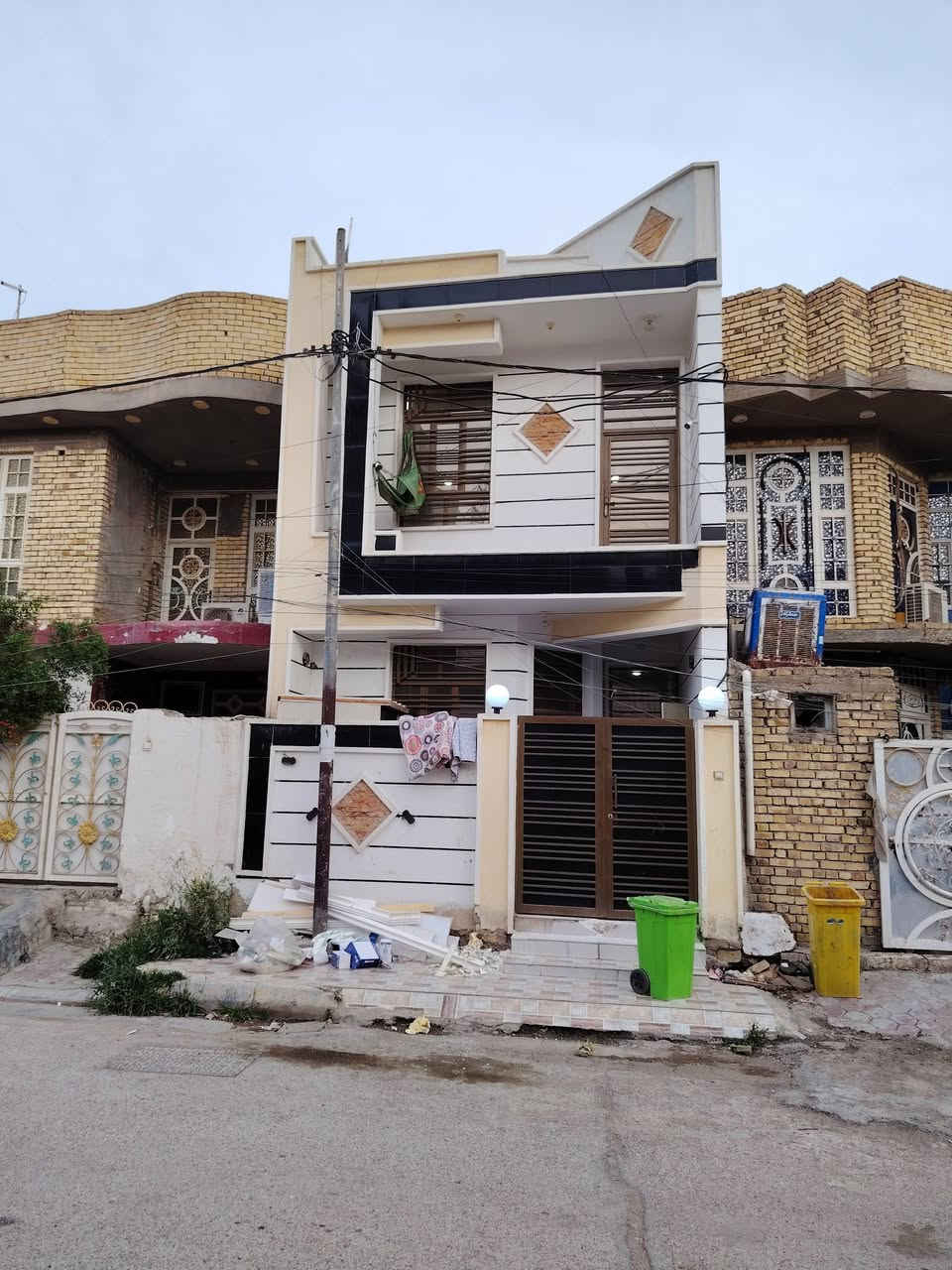بيت 115 متر بالزهراء فرع عيادة دكتور مثيل
يتكون من طابق ونصف يحتوي الطابق الأرضي على غرفتين نوم ومجموعه صحيه ومطبخ واستقبال وهول داخلي والطابق الثاني ع غرفة كبيره وهول اخر
البيت ما بي نقص شتايكر واجهه سخان تانكي كامرات بنكات
فارغ جاهز للبيع والسكن مباشرة بناء حديث 2022 
باسمي وغير مطلوب ويباع نقدا فقط أو مراوس بقطعة بالجامعه او السياسيين او الخاجيه او داموك ( قطعه فقط) مع الفرق 
شارعه 10 متر قياسات البيت راح اخليها ويه الصور 
*********** متواجد واتساب وع الخاص
