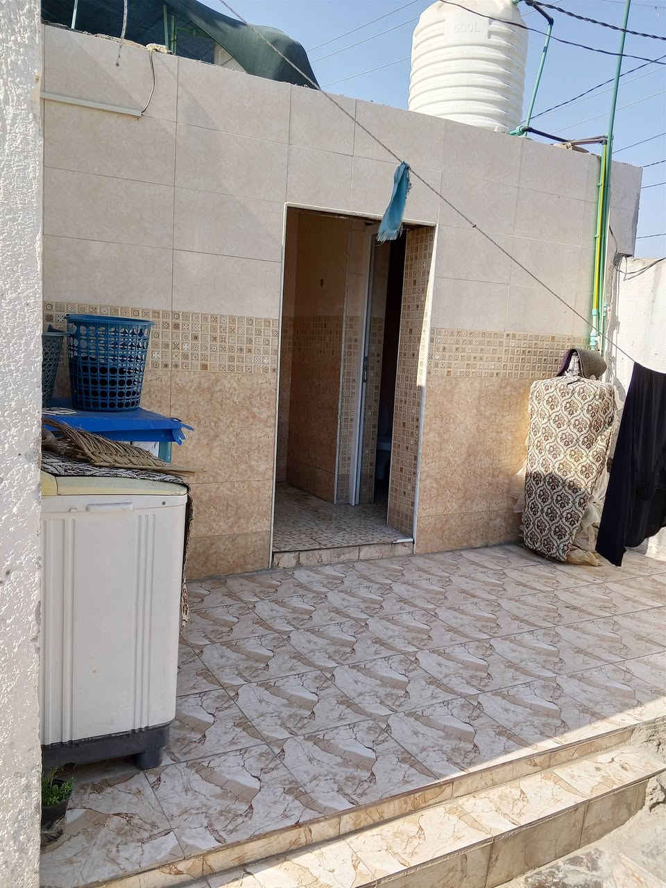 سلام عليكم بيت للبيع  مساحته  300  بابل دبله طريق يا حسين يبعد عن طريق يا حسين رابع بيت عشارع  يحتوي على 3 غرف نوم 5×4 وهول 7×4مطبخ خارجي4×2 ستقبال  7×5. بيت ما صار اقل سنه من عمرته كله جديد   ودرجه اوله.  مقابل ستداره الثانيه جهت القاسم فرع بيت عناد رابع بيت عشارع    ***********
