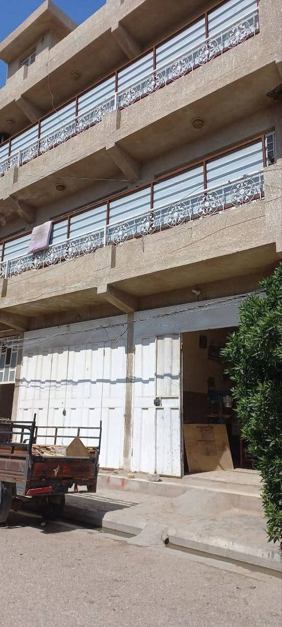 بنايه 200 متر الطابق الأرضي مشغول.. الطابق الأول والطابق الثاني عباره عن 4 شقق كل شقه 100 متر  للايجار كامل المواصفات... الطابقين كامله للايجار ينفع كمشروع مكاتب او مذخر او شركه او اي شيء...الموقع المشروع شارع غرفة التجاره.... للاستفسار الاتصال على الرقم. ***********
