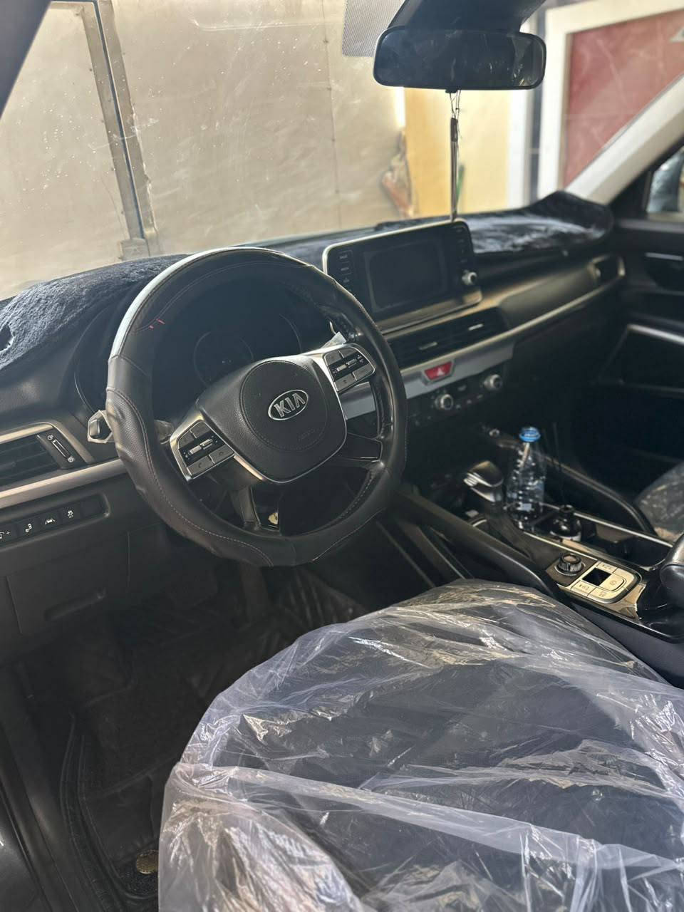 كيا تيلورايد 2020 LX نظافة 100%
مستعمل | 78.000 km | بنزين
المواصفات العامة والمحرك:
• المحرك: 6 سلندر (V6) سعة 3.8 لتر وقوة 291 حصان. كفالة.
• أرقام بغداد (خصوصي) باسمي تحويل ثاني يوم.
المواصفات الخارجية:
• اللون: رمادي غامق 
• فتحة السقف: فتحة سقف كهربائية.
• الإضاءة: إضاءة أمريكية LED مع كشّافات وسلاسل DRL نهارية.
• العجلات: ويل كب ألمنيوم مقاس كبير بتصميم رياضي.
• الحساسات: حساسات خلفية للركن.
• المرآة: مرايا جانبية كهربائية مزودة بإشارات تحذيرية.
المواصفات الداخلية والراحة:
• المقاعد: جلد أسود بحالة ممتازة جداً.
• التحكم بالكراسي: تحكم كهربائي لمقعد السائق.
• الشاشة والترفيه: شاشة لمس حديثة، مع كاميرا خلفية.
• أنظمة القيادة والأنظمة الذكية:
نظام تحديد المسار (Lane Keep Assist).
نظام منع التصادم / الفرملة التلقائية.
نظام مانع الانزلاق.
وضعيات قيادة متعددة (Drive Modes). • التكييف: تكييف مركزي ووكالة لكافة الصفوف.
• المساحة: 3 صفوف مقاعد (تسع لـ7 إلى 8 ركاب) مع مساحة تخزين واسعة بالصندوق الخلفي.
• الضرر: السيارة كفالة عامة فقط يوجد صبغ في جاملغ الأيسر من السيارة شبرين 
وأيضا بارد في حوض الاسبير فقط وباقي السيارة مكفولة كفالة عامة 
•مكان السيارة : ذي قار الرفاعي 
والسعر 225 وبيه مجال جدا قليل  للاتصال والاستفسار اكثر عن السيارة ***********/***********
