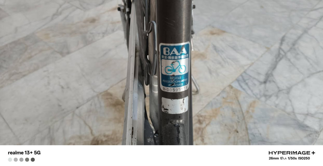 تظهر الصورة ملصق BAA (Bicycle Association Japan) المعتمد على هيكل دراجة هوائية (بايسكل) يابانية الصنع، وهو ملصق يضمن مطابقة الدراجة لمعايير السلامة والأمان والجودة البيئية اليابانية.نوع الملصق: علامة جودة وتصديق من جمعية الدراجات اليابانية.الاستخدام: يدل على أن الدراجة أصلية ومن مناشئ اليابان (تأتي عادة ضمن تجارة البالة أو الدراجات المستوردة) 
مأخوذ من البحث من كوكل 
بيسكل نضيف مانقصه اي شي فقط بريك امامي 
هيكل نضيف وياله اصليه وبلادي كل غراضه بلاديه 
سعره 90وبي مجال لليشتري 
***********

