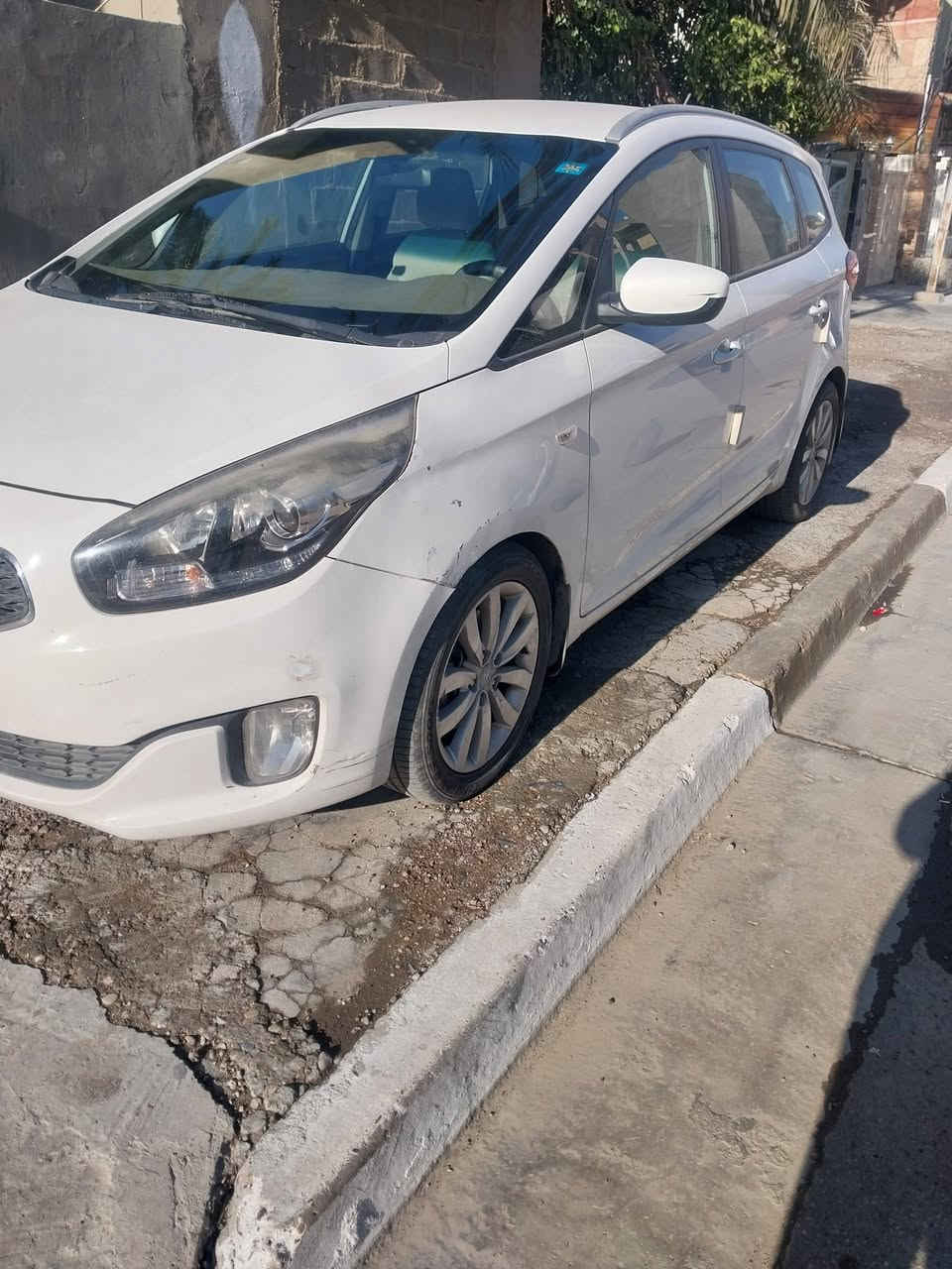 باالسلام عليكم عندي كارينز م 14  ماشيه 90800 كم مكفوله ما عدى الجاملغ الأيسر مصلح على البارد فقط  بالاضافه الى بعض الشخوط رايدها 135$ مكانها البنوك ***********
