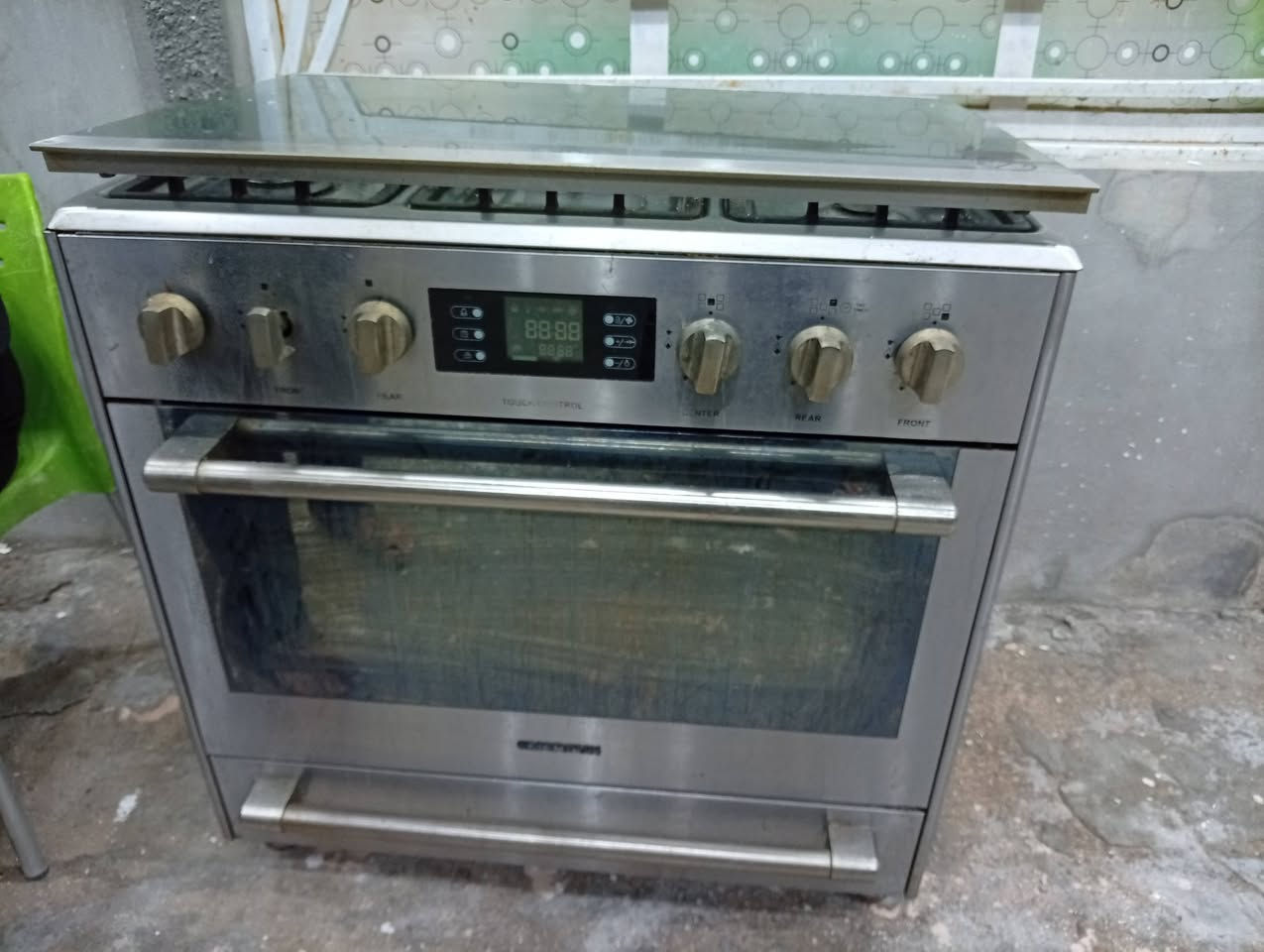 للبيع طباخ حجم كبير 5عيون كلهن شغالات
الفرن شغال نظيف 
مكاني الهاشميه 
***********
