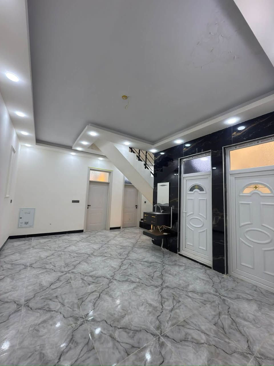 🏡 للبيع | دار حديثة جاهزة للسكن – موقع مميز في بعقوبة 🏡
📍 الموقع: بعقوبة – تقاطع القدس – دور الزراعة الثالثة

📍 

📐 المساحة130  م²

📏 الواجهة:6.25 م | النزال:21 م

🏠 طابقين 

✨ تتكون من:

🔹 كراج سيارة

🔹 استقبال

🔹 صالة واسعة

🔹 مطبخ

🔹 غرفةً نوم

🔹  الطابق الثاني غرفتين نوم وصاله وصحيات  

🔹 مناور

🔹 دورات مياه داخلية وخارجية

✅ بناء حديث وتشطيب أنيق، جاهزة للسكن مباشرة.

✅ خدمات متكاملة (ماء، مجاري، تبليط، كهرباء).

📄 نوع العقار: طابو زراعي – سند 25. ملك صرف 

📞 للاستفسار والمعاينة:

حسين العزي : ***********

حسين واتساب : ***********

📩 أو راسلنا عبر الخاص.

السعر ١٠٨ مليون وبي شويه مجال 

مكتب الجبل  لبيع وشراء الأراضي والدور السكنية والتجارية 🏡

🚫 تنويه: لطفًا، لا نتعامل بالإيجار.

