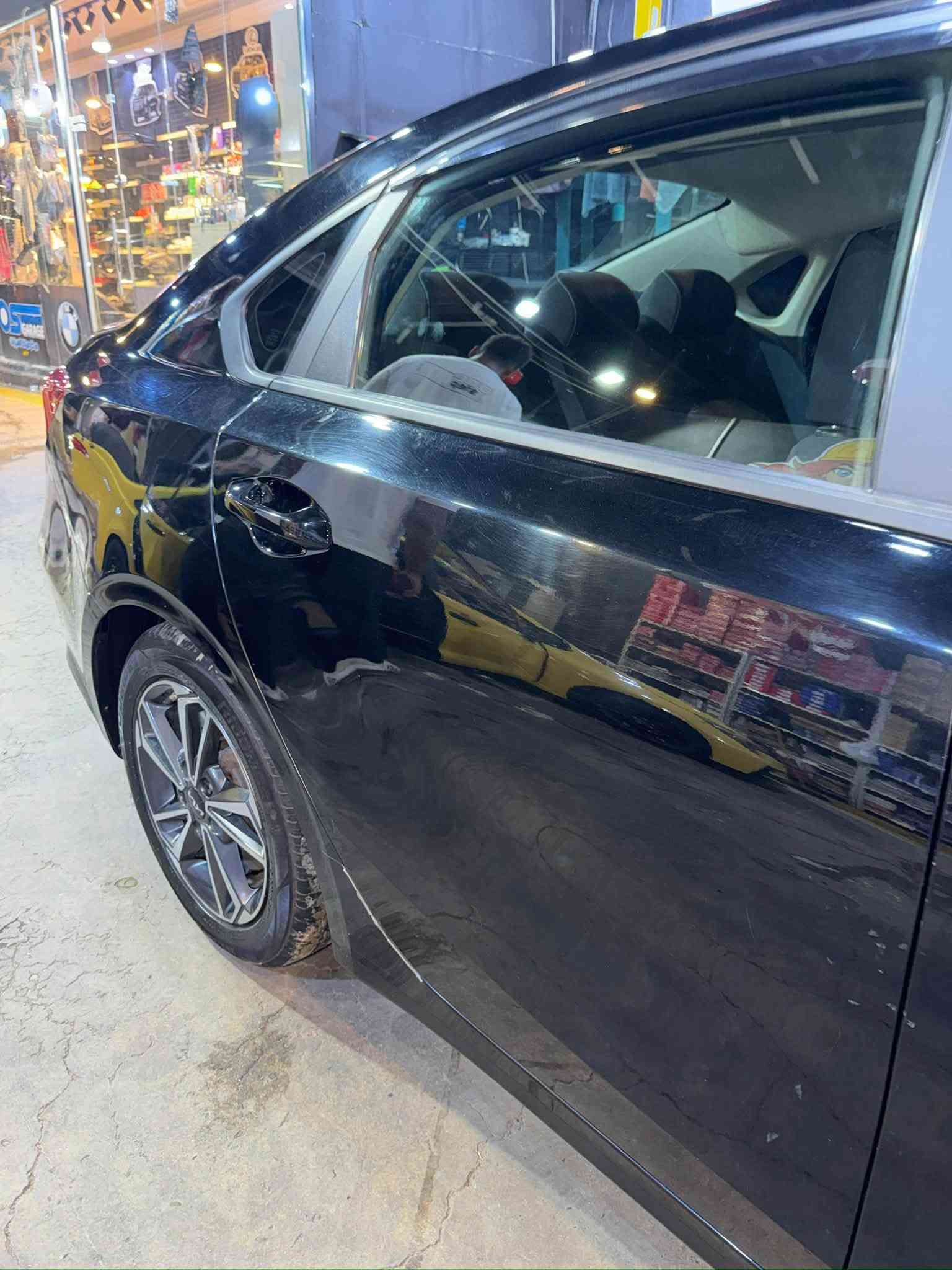 السلام عليكم
كيا فورتي موديل 2023 فئة LX
ممشى السيارة 91,500 كيلو متر 57,000 مايل
السعر 130 ورقة مجال بسيط

السيارة حادثها من امريكا بنيد وجاملغ جهة السايق وجهة الراكب 
الحادث موضح بالصور بنيد مبدل ومصبوغ نفس الون وجاملغ السايق مصلح نفسه ومصبوغ وجهة الراكب فقط بارد بدون صبغ وبيها رصعة خفيفة بالباب الي خلف السايق ورصعة بالصندوك
السيارة مكفولة من كل شي عدى المذكور

مواصفات السيارة
ليد زنون 
كار بلاي + اندرويد اوتو ( واير ليس )
كامرة خلفية 
رادار امامي 
ويل كب
حساس اطارات
حساس الخروج عن المسار
مثبت سرعة 
شاشة عدادات دجتل
مرايات كهربائية 
كير cvt 8 سرعات 
محرك 2,000 دوش
كير ومحرك مكفول بحالة الوكالة

للتواصل (***********)
