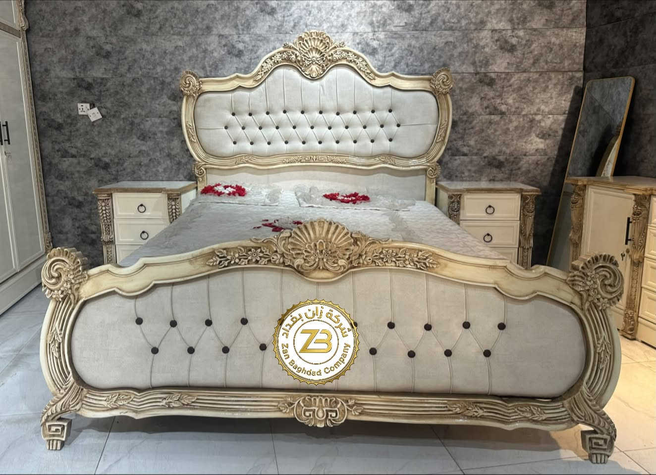 موديل فيروز 

نجاره عراقيه من انتاج زان بغداد للاثاث العراقي 

من ضمن الدرجة الممتازة 

وضمن الاصباغ البويه

غرفة ست أبوآب طابقين ملحق 

تتكون من 11 قطعة 

الوجه 5 ملم 

الداخل صاج طبيعي 4 ملم 

الضهر جرجوبه ضب براغي

القاعدة بلوك صاج 16 ملم 

ارتفاع  الكنتور  265

العرض  الكنتور 370

عرض زاوية الملابس 130

ضلع كامل الزاوية مع الكنتور 5 متر

السعر3 ملايين شامل الشد ونقل 

زان بغداد للاثاث العراقي

خدمة استبدال الغرف بغرف جديده مع الاتفاق على الفرق 

خدمات مابعد البيع لمدة سنه مجانيه 

العنوان بغداد المعامل الحسينيه قرب مقبرة المسيح مجاور سوق الحسينية 

يوجد لدينا خدمة توصيل وشد الى جميع المحافظات العراق 
‭‬
***********
***********

***********
***********

نص مكتوب في الصور:
- شركة زان بغداد
- ZB
- Zan Baghdad Company
- ZB Zan Baghdad Company شركة زان بغداد
- شركة زان بغداد Zen Baghdad Company ZB