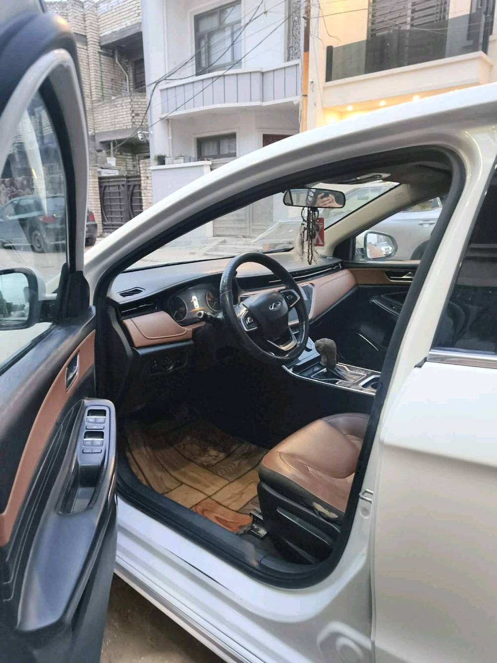 السلام عليكم شباب السياره شيري اريزو 6 2020 للبيع او مراوس سياره فول ومواصفات واحد على واحد ما بها اي  نقوصات والسياره بها ضرر بس قطعتين الباب بصف السائق والوراء السياره بدون ارقام لان استلام شركه ونقصنا سعر الرقم من سعر السياره واللي يريد يراوس او يشتري  يديك على الرقم الخاص أو يراسل عالوتساب***********