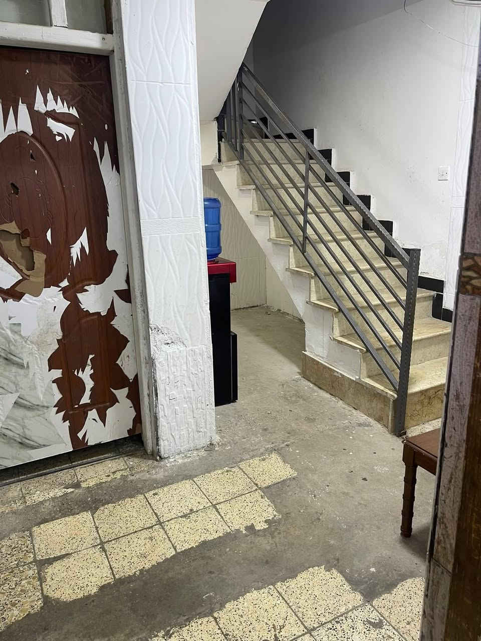 دار للبيع
مساحه ١٢٠

مجمع فدك 

شارع مقابيل الكنيسه يبعد عن الشارع ٥٠متر 

يحتوي البيت على استقبال وغرفتنين نوم ومطبخ وخدمات داخل البيت وخدمات خارجي 

كراج وحديقه 

الاستفسار 

***********
