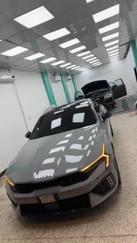 K5 gt line موديل 2025 لون سمنتي داخل احمر   ضرر ربع جاملغ صبغ + بنيد م...