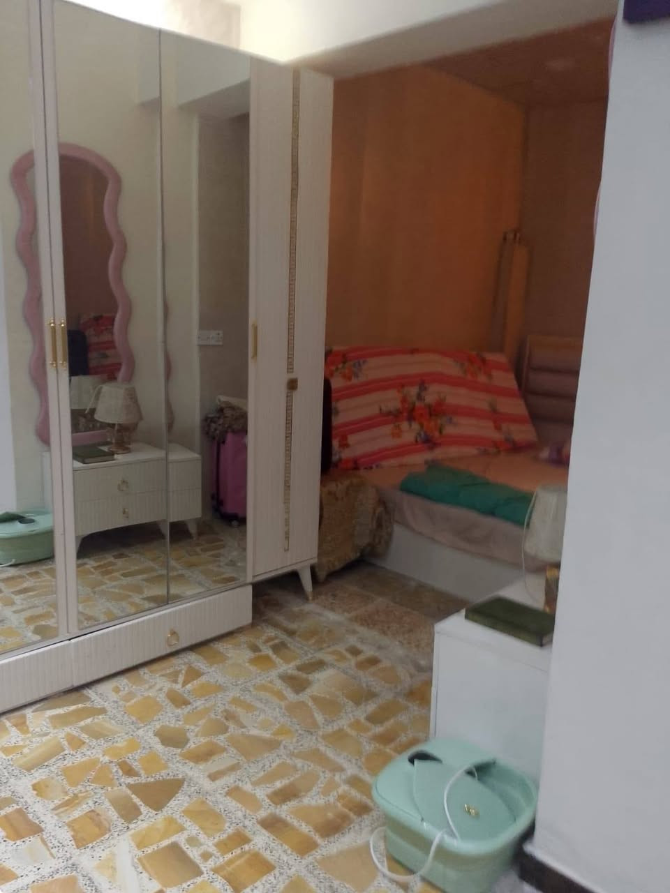 دار زراعي للبيع سند 25 بي اقرار محكمة مساحة 54متر ثلاث طوابق يحتوي عل طرمة وصالة ومطبخ وخدمات  الطابق الاول غرفتين نوم  وحده من الغرف سويت بداخله حمام   اظافة الى حمام اخر بلطابق    طابق ثاني غرفة نوم. وسطح   خدمات فووووول. ماء كهرباء مجاري  تبليط. موقع البيت  بين سريع محمد القاسم  وبين شارع سبع ابكار  من جهة جامع الحجية الي مقابل مركز شرطة الصليخ خدمات كاملة مدارس اسواق خطوط نقل  ومن الله التوفيق  ***********
