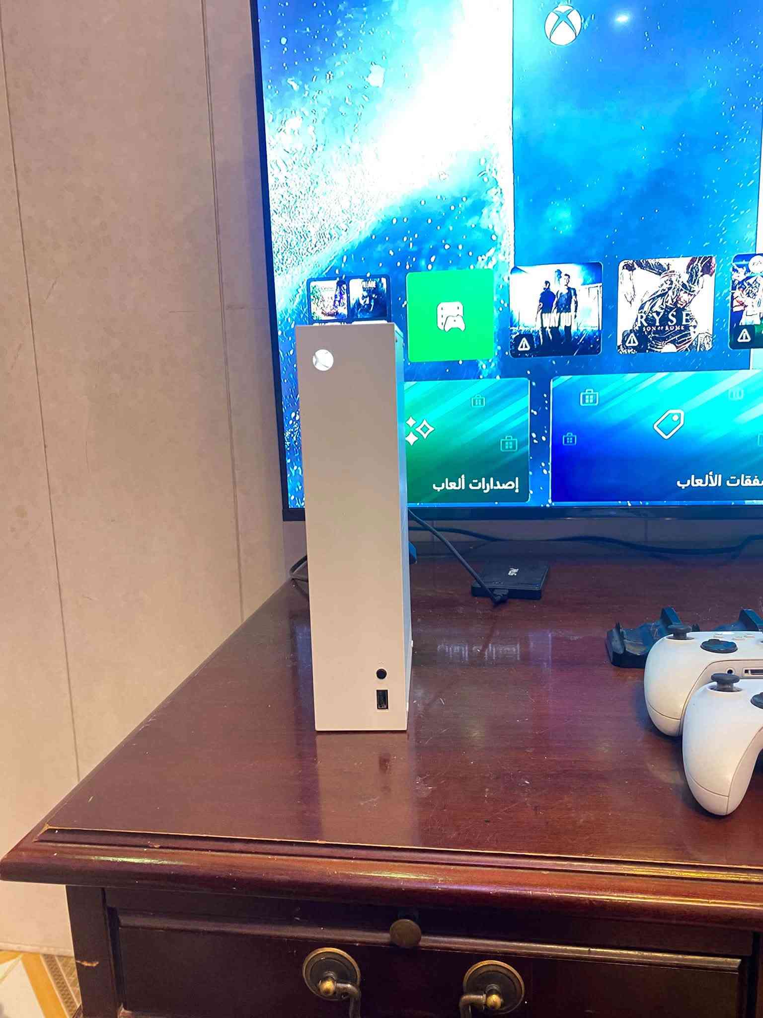 السلام عليكم اكسبوكس سيرس اس
إصدار 2023
جويستك عدد 2اصلايات مالاتة 
قاعدة شحن وباطاريتين 
بي حساب اشتراك شهرين 
ويا هارد خارجي نص تيرة ومفعل بي وضع المطور يعني تكدر تلعب اللعب البلي تو وال360 من خلال الهارد وهوة بي الاعاب مدل وكراش وبلاك وغيرة 
وجميع ملحقاتة كاملة ومداخل صيانة ابد لوك ستيكر 
المكان صلاح الدين بلد 
السعر 480 وبي مجال 
***********

