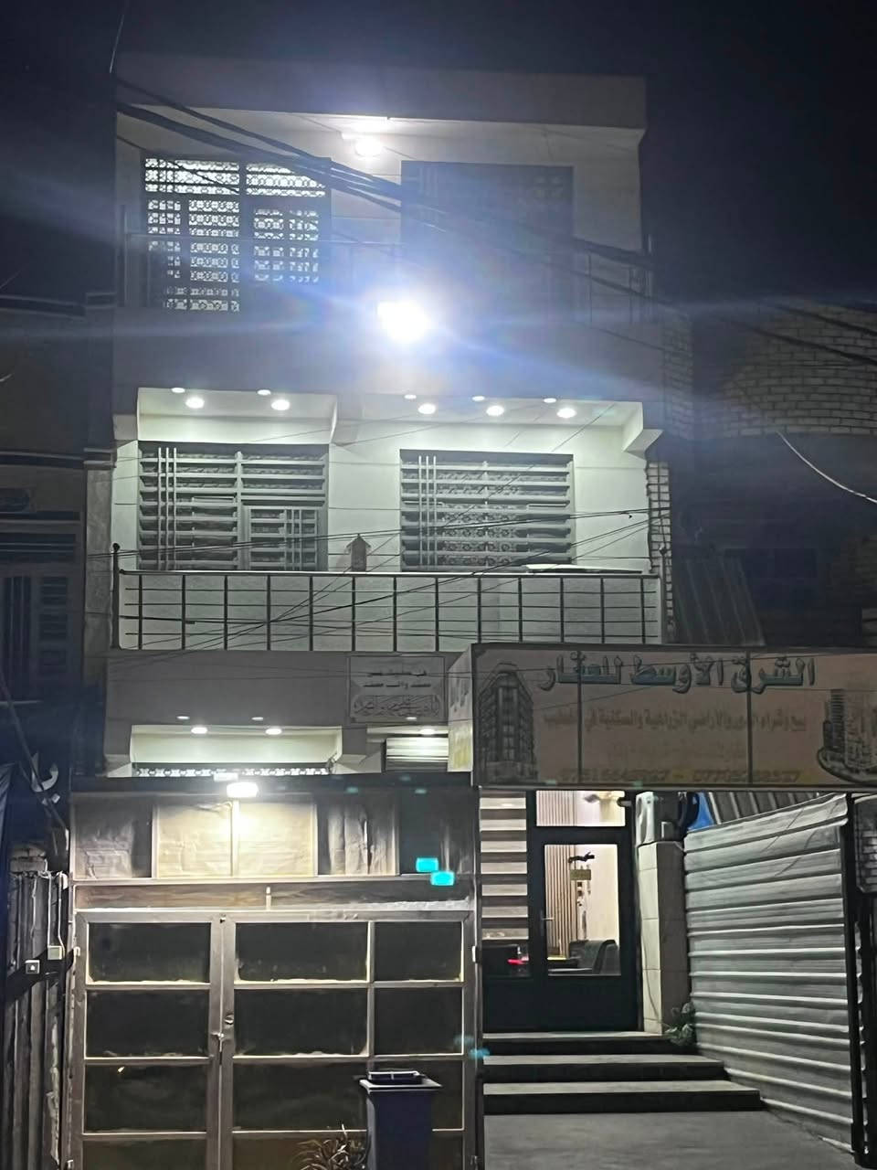 بنايه للبيع تحتوي على :
بيت جديد بناء،2024 على الشارع.

العنوان:
المنطقة: الخطيب الزراعي
الشارع: شارع الضغط

تفاصيل البناء:

الشقة الأولى (الطابق الأرضي):

* غرفة واحدة.
* حولي كبير.
* مطبخ.
* حمام.

الشقة الثانية (الطابق الأول):

* غرفتان.
* حولي كبير.
* مطبخ.
* حمام.
* غرفة إضافية في الطابق الثاني.

المحل:

* يوجد محل تجاري في واجهة العقار على الشارع.

للاستفسار على الرقم واتساب ***********
