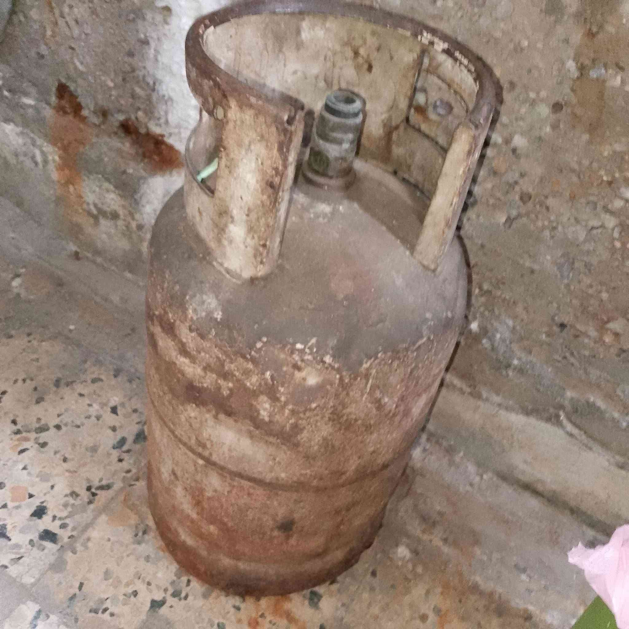 سلام عليكم عندي قنينة غاز عراقيه سعر 75

تصل على هذه الرقم ***********
