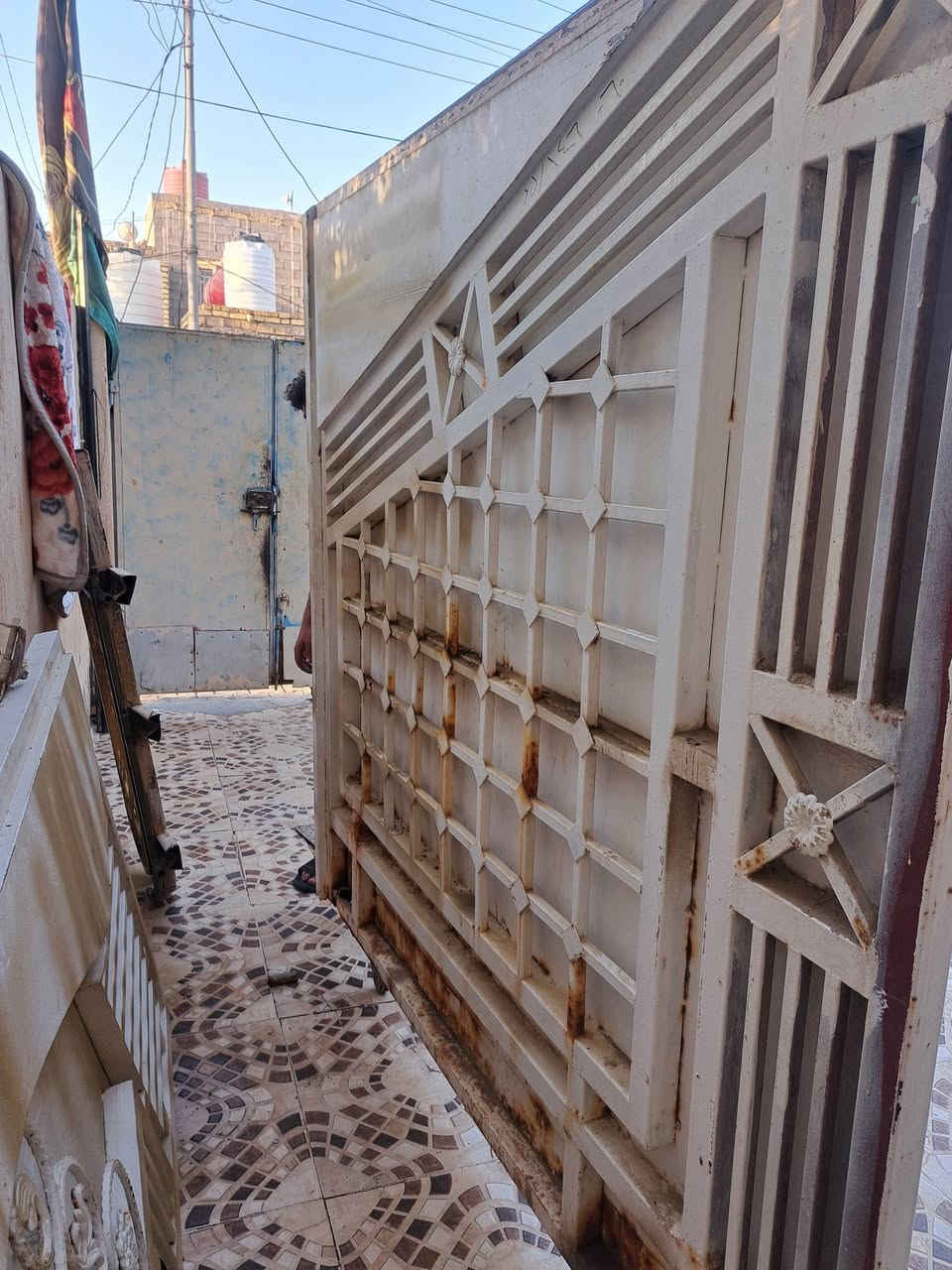 باب للبيع *********** و ***********
