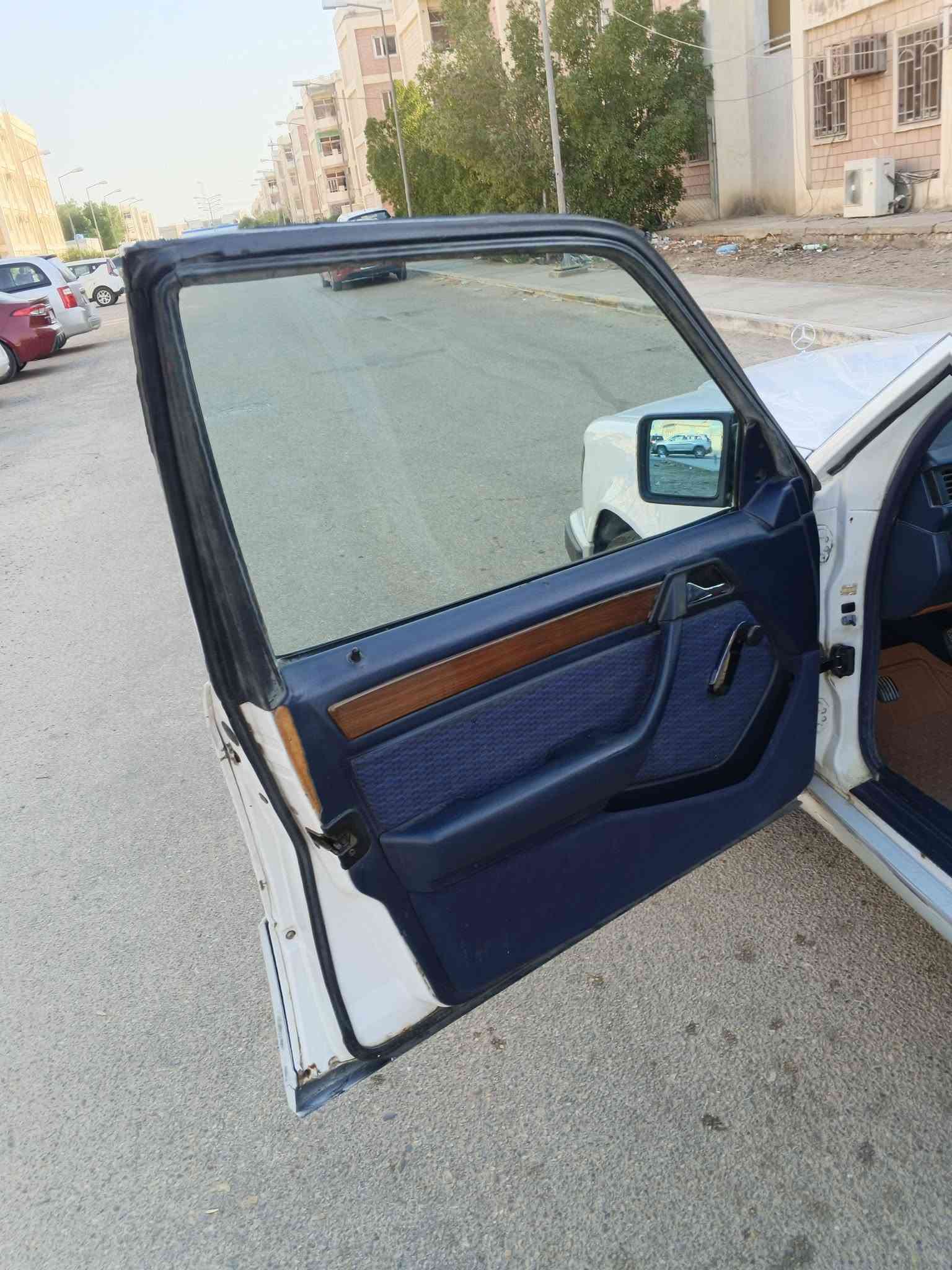 سياره مارسدس دب مديل 89 سياره مكفوله من الكلبه والكص والخياس والعيب الشرعي مكينه وكير 3000مكفولات تبريد ثلج قواعد برنكيتات مكفولات سياره جاهزه اي نقص مابيه رقم بغداد انكليزي تحويل ثاني يوم سعره 55مكانه ذي قار المركز ***********
