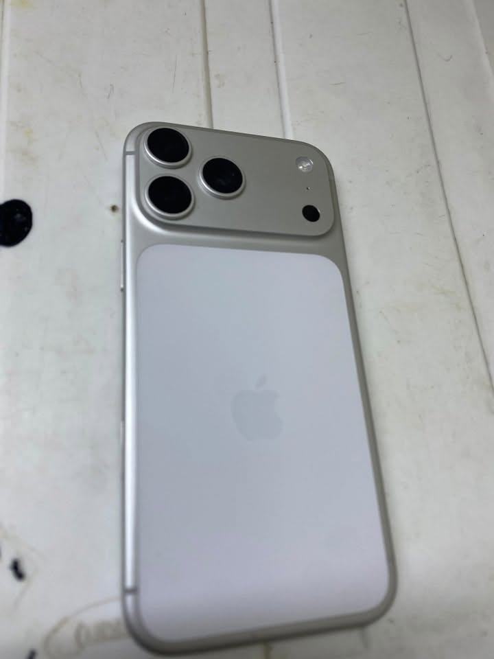 📱 **للبيع iPhone 17**
الجهاز بحالة ممتازة ونظيف جداً ✨  
✅ أصلي  
✅ استخدام خفيف  
✅ بدون أي عطل  
✅ جميع الملحقات متوفرة  
✅ الفاتورة والكفالة متوفرة إن وجدت  
✅ قابل للفحص قبل الشراء  

📍 الموقع:بغداد [ المنطقة] المشتل 
💰 السعر: 1800 وبي مجال /ملاحضه شريكه الكترونيه 
📞 للتواصل: *********** الهاتف]

**الجادون فقط، والتواصل خاص.**

نص مكتوب في الصور:
- حول
- iPhone على <
- 26.6.1 <
- اسم الطراز iPhone 17 Pro Max
- رقم الطراز
- الرقم التسلسلي
- تاريخ انتهاء الصلاحية ٢٠٢٧/٦/٢٣ الضمان المحدود <
- الأغاني
- الفيديوهات ۳۷۸
- الصور ٥٧٢
- التطبيقات ۳۳
- السعة ٢٥٦ غ.ب.
- متوفرة ١٥٠,١ غ.ب.
- عنوان Wi-Fi 0C:6F:8B:BF:C7:A0