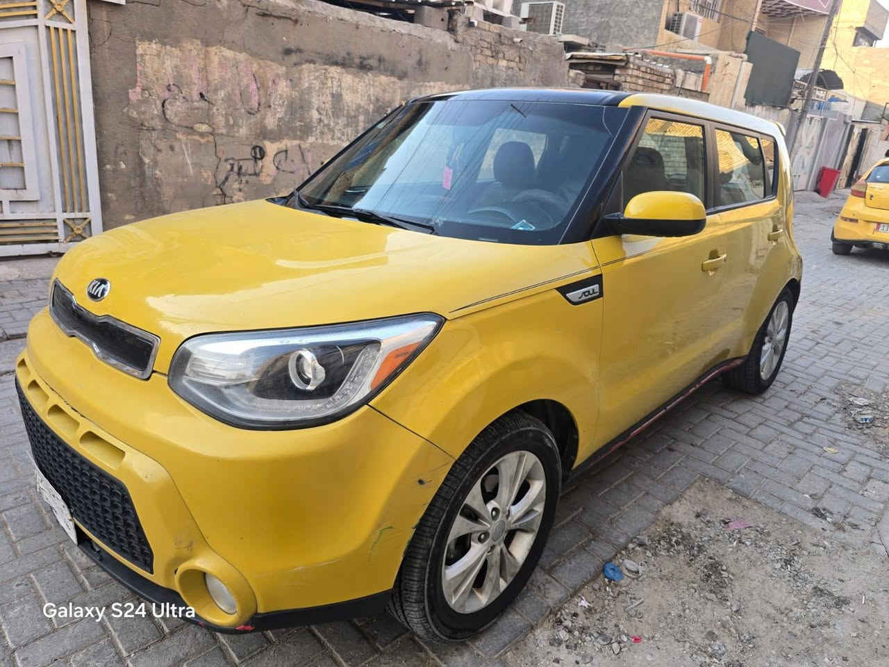 🚘 للبيع: كيا سول 2015 — فول مواصفات
المواصفات: 🔹 فتحة بانوراما
🔹 سلايدروف
🔹 كشنات جلد
🔹 شاشة كبيرة
🔹 كشنات أمامية تدفئة وتبريد
🔹 كشن السائق كهربائي
🔹 كشنات خلفية تدفئة
🔹 إضاءة داخلية LED
🔹 نظام صوت ستيريو مميز
🔹 سماعتان  دمام امامي و خلفي 
🔹 إضاءة بالسماعات الأمامية
🔹 ويل 17
🛠️ حالة السيارة
الحادث فقط بمقدمة البنيد والدعامية.
البنيد نفسه معمّر بارد.
بدون قطرة صبغ.
بدون إيرباك.
السيارة ليبل واحد.
بدون صبغ أو تبديل أي قطعة.
💰 السعر: ١١٠ دولار وبيه مجال 
***********
