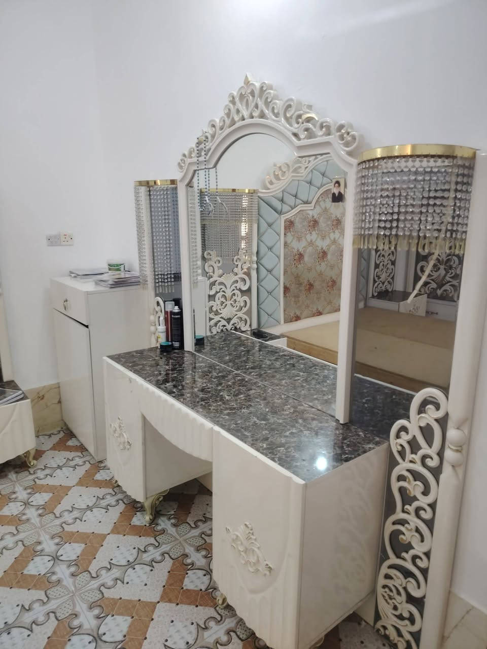غرفه تركي للبيع خمسه باب نظيفه جدا الجربايه تسكام   للمعلومات أكثر الاتصال على *********** و ***********
