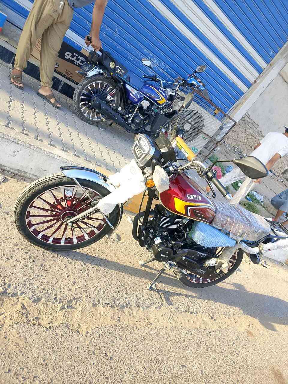 السلام عليكم دراجه زيرو موديل 25   سيفان للبيع محرك 200 تشغيل عن بعد نظافه 100% دراجه زيرو ماشيه 700 كيلو متر شوفه العين شرط كل شيء شغال  السعر 950 بها مجال شيء قليل الموشراي لا يخابر الرقم الهاتف فقط ***********

