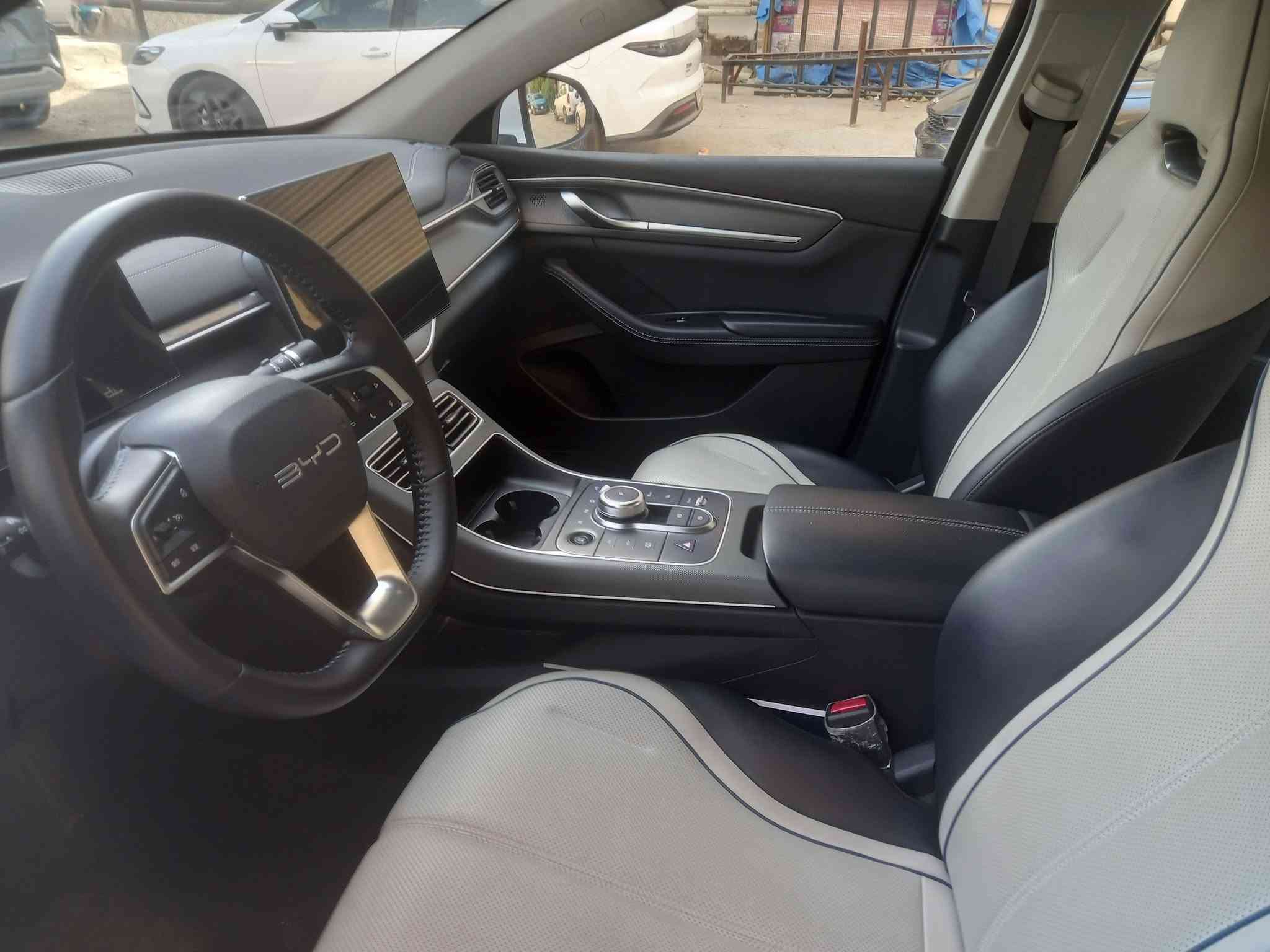السلام عليكم
للبيع byd دستروير  موديل ٢٠٢٥ ماشيه ٩٠٠٠ كيلو مواصفاتها فول عدا السلايد اغراضها بالصندوق كلها ممستعمله بصمه والكارت موجود بيهافقط رصعه بالبنيد ورصعه بالباب الخلف السايق والشخط الموضح بالصوره بين القوس جاملغ خلفي والباب الخلفي فقط السياره جديده جدا السعر ١٢٧ ورقه السياره موجوده في الكراده للاستفسار على الارقام *********** او *********** موجود واتساب برقم الاسيا
