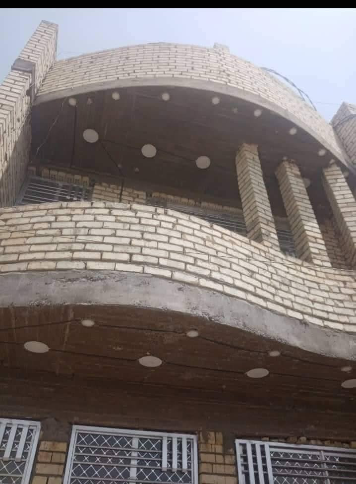 بيت زراعي ٢٥مساحه ١٢١متر الواجهه خمسة ونص والنزال ٢٢متر يتكون من كراج سياره ومدخلين استقبال ومطبخ وهول وغرفة نوم كبيرة والطابق الثاني ٣غرف نوم وحولي وحمام ماكامل وبالكون وفوك بيتونه وسطحين العنوان الدوره مجاور كلية الهادي الزراعي الصناعه خدمات مي كهرباء مجاري عدا التبليط عن قريب ان شاء الله السعر مناسب ١٣٥مليون بي مجال ***********
