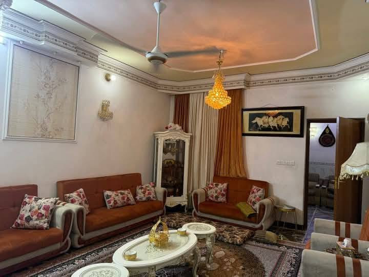 بيت مساحة 300 بناء نظيف جدا 4 غرف نوم وبي محلات عدد 2 وطارمة وصحيات داخلية وخارجية وطارمة كبيرة العنوان زوير قرب مشروع الماء الاول طابو زراعي سند 25 بيع او مراوس الاتصال ***********
