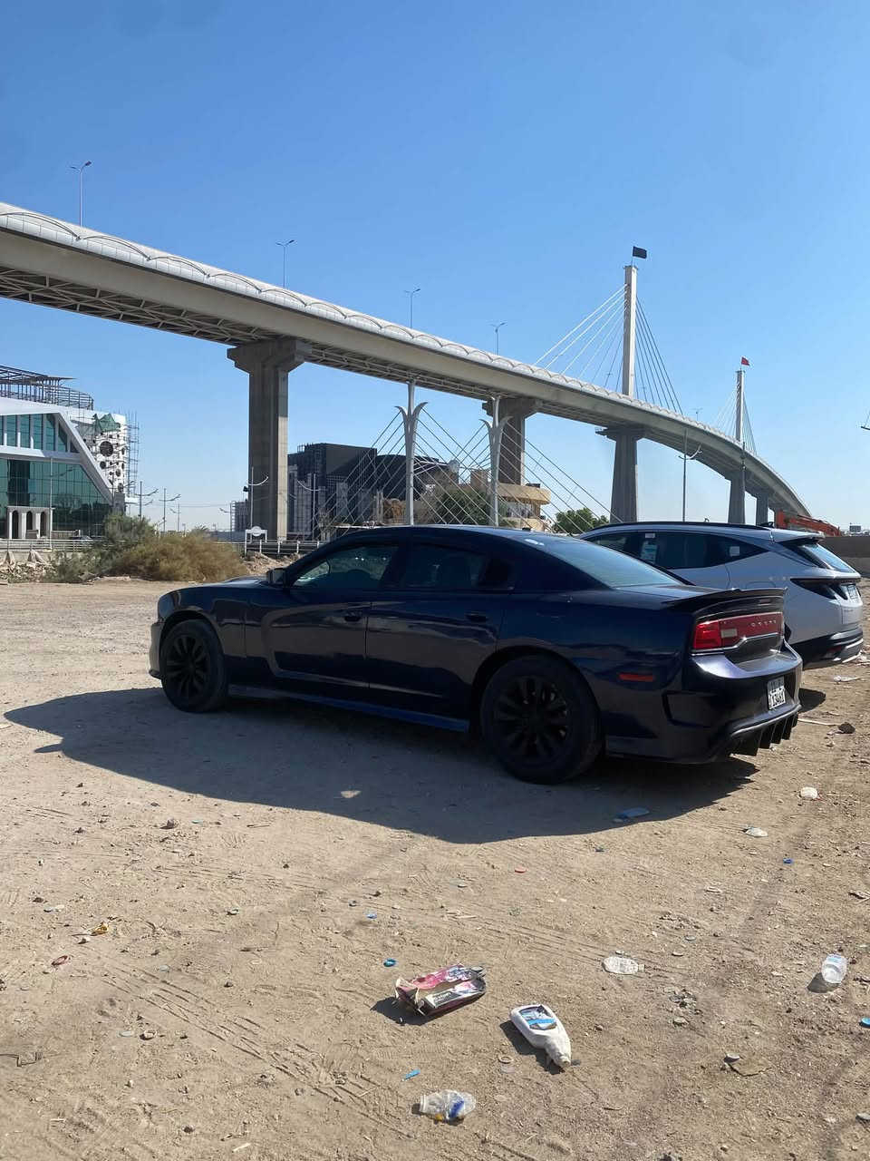 للمراوس فقط. جارجر كحلي 13 
 مكينه 5700
مكينه كير. 
تبريد ثلج 
محدثه srt
شاشة كبيرة 
فتحه سقف 
كهربائيات كلها. شغاله. سياره حلوه وجاهزه مكاني ميسان ***********
