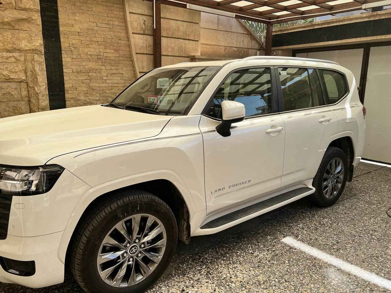 للبيع لاندكروزر 2024 GX.R 🔥
تويوتا لاندكروزر GX.R موديل2024
 بغداد
 الممشى: 5,300 كم فقط
 السعر: 69,000$

 مواصفات GX.R المعروفة
السياره  كفالة عامة
السيارت وكاله ساز عليها ضمان ساز
 السيارة نظيفة جداً وممشى قليل
 بيها رصعات بباب الراكب فقط .
***********
