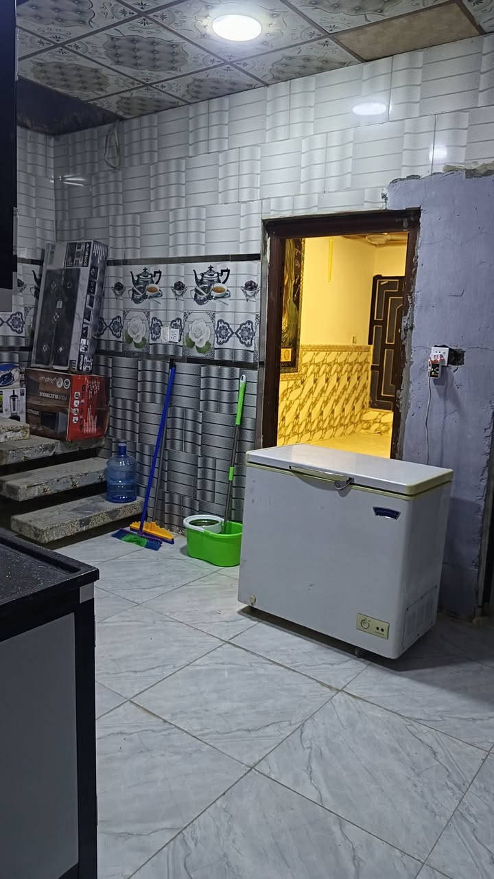 سلام عليكم بيت للبيع....
المساحه 120 .... 

البيت يحتوي ..ع استقبال ..وصاله ..ومطبخ... وغرفه....

 تخاريج داخليه وخارجيه...

البيت كلش مرتب بورك ...ارضيه بورسلين ..المطبخ والصاله سيراميك للسكف

 مكان بشارع المطار القديم  امام المجمع الطبي...يبعد عن الشارع العام 70متر.. للبيع اليحب يتفضل  خاص او واتساب ***********.... سعره 25 وبي مجال قليل
