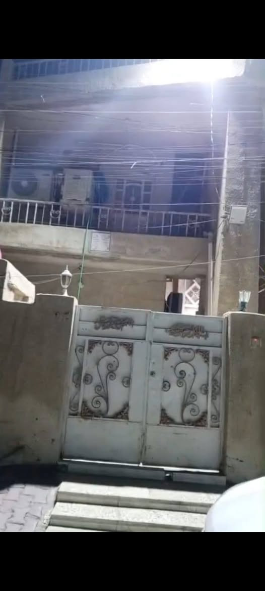 بيت مساحته 100م في الشهداء الاولى المربع الذهبي قرب مركز الشرطه طابقين الأول متكون من غرفه محولينها مطبخ وهول واستقبال ومطبخ زغير وصحيات داخليه وخارجيه والطابق الثاني متكون من غرفتين وصاله والطابق الثالث بيتونه وستاره وسطح بناء سنة 2011 صاير على ساحه خضراء  مرتب وما ناقصه اي شي بقية التفاصيل يم ملاحظه  يرهم. بيع أو مرواس بيت بالشهدا او الدبيه
الاستفسار الاتصال
***********
