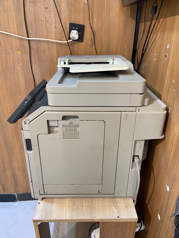 السلام عليكم .. للبيع جهاز استنساخ و طباعة كانون
‏Canon imageRUNNER ADVANCE C250i
وارد اوربا ( سويد )  اشترينا و ما استخدمنا 
نظيف جدا ما بي اي ملاحظة جاهز 100%
ملون و اسود ( احبار باودر ) 
السعر 300 الف دع 
المكان بغداد زيونة .. للاتصال : ***********
