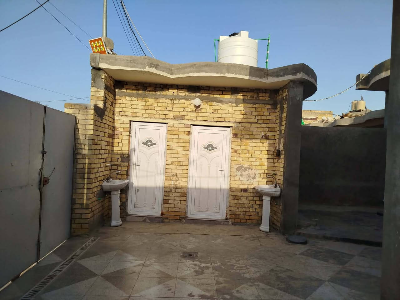 سلام عليكم  بيت للبيع زراعي   يحتوي على غرفتين نوم + صاله + مطبخ + استقبال  الموقع خلف اساله الماء حي الزهراء الثاني  وبالضبظ بل قرب مدرسه خديخه ووارث الابتدائية البيت بناء ح جديد تقريبا صار سنه الستفسار اتصال على الرقم ***********
