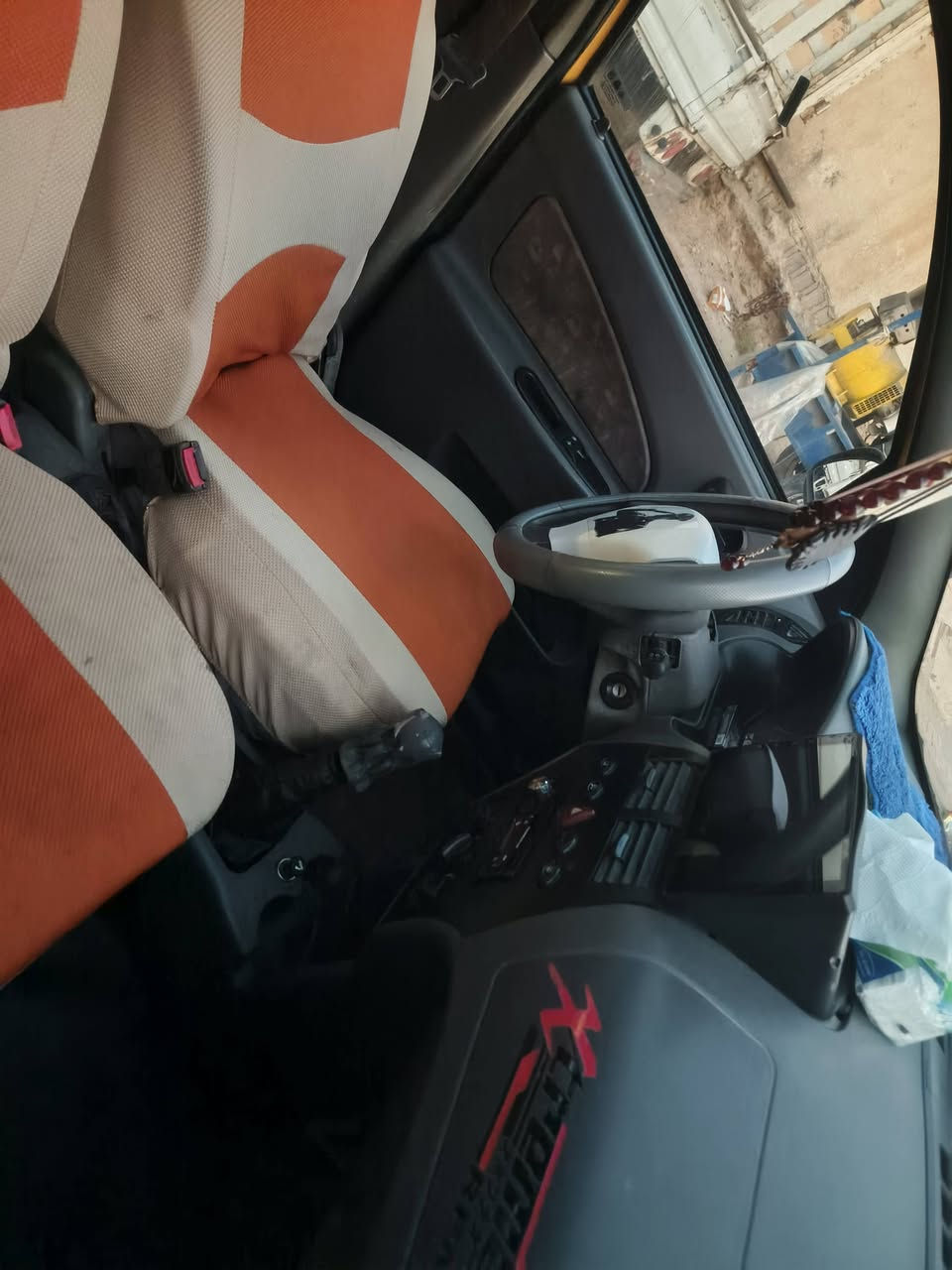 سلام عليكم طيبه ۲۰۱۵ رقم بغداد  هيئه وغرامات عليها ورقة ونص تنزل من سعرها كير ومحرك مكفولات حداديه جديده شواصي مكفولات  تبريد ثلج بيها طخة بل جاملغ سيارة مرتبة و ناعمة مكاني كربلاء سعر 31 وبيها مجال ***********
