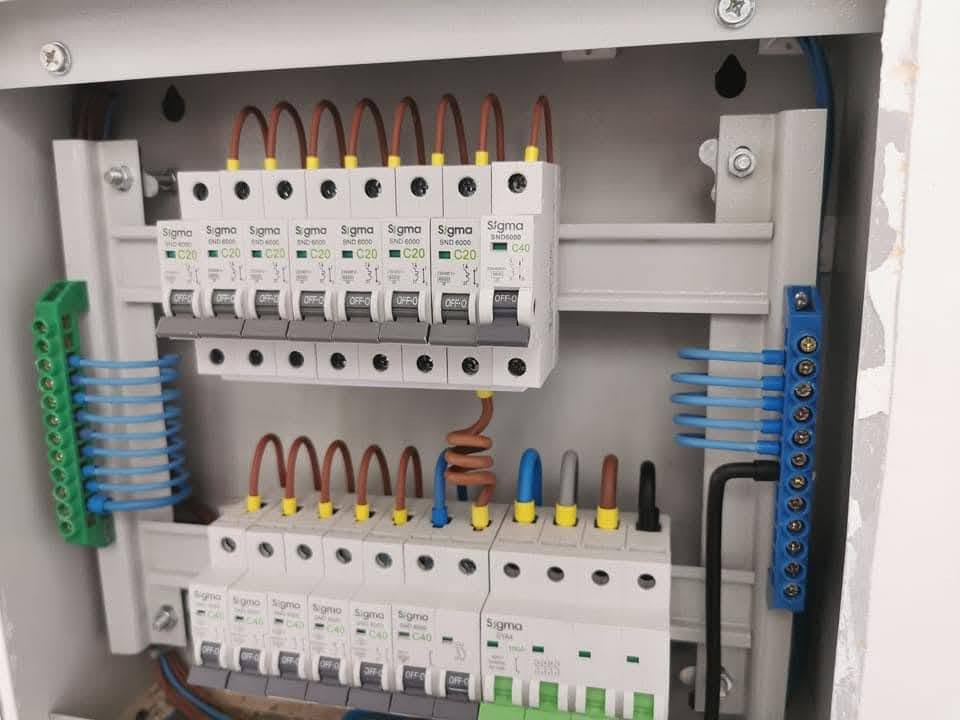 ⚡ تأسيس كهرباء - شغل هندسي مرتب مو حرق وتلزيك 👷‍♂️
شوفو شغلنا بالفيديو 👆 شغل نظيف ومخطط هندسي 100%

من أساس البيت للسقف كلشي محسوب:
🔹 تأسيس نقاط كهرباء حسب الخريطة
🔹 تمديد وايرات اصلية - سيمنز / الفنار
🔹 بوكسات و بوردات مرتبة ومو مخفية عشوائيا
🔹 توزيع انارة سبوت لايت + ليد مخفي
🔹 تأسيس ستلايت وكاميرات وانترنيت

✅ شغلنا ضمان وسلامة
✅ ما نترك جوين ولا واير مكشوف
✅ نستلم بيت عظم ونسلمك جاهز

📍 كربلاء - نغطي جميع المناطق
📞 للاستفسار والمعاينة: ***********

اساس متين وفنش نظيف 👷‍♂️
عمار كربلاء - للمقاولات العامة

#تأسيس_كهرباء #كهربائي_كربلاء #مقاولات_كربلاء #تشطيب_بيوت #عمار_كربلاء

نص مكتوب في الصور:
- عمار كربلاء للمقاولات الكهربائية تأسيس كهرباء - شغل هندسي مرتب حلول كهربائية احترافية • تنفيذ وفق المعايير الهندسية تركيب الأسلاك والكابلات بجودة عالية تركيب وصيانة صناديق التوزيع التزام كامل بقواعد السلامة والأمان للتواصل والاستفسار *********** خدمة 24/7 كربلاء - العراق ضمان • دقة • سرعة في الإنجاز