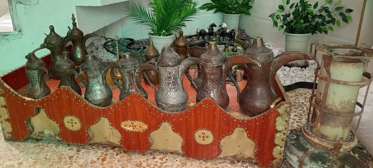 السلام عليكم منقلة ودلال قديمات كلش وصوبة علاء الدين ومبخرة ومال مي ورد كلهن نحاس قديم للبيع مكاني بغداد مدينة الصدر الحميدية وعدي سجادات عرب هم وياهن
*********** سعرهن 400
