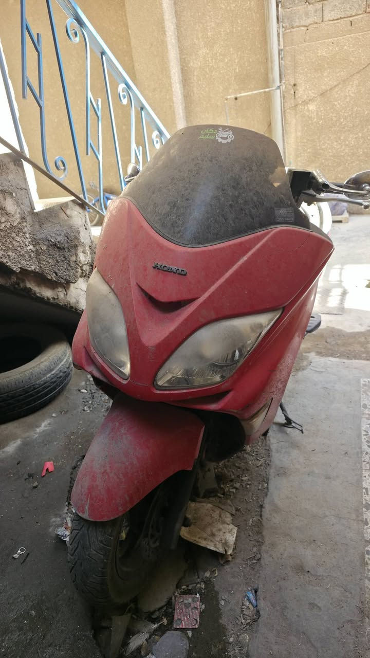 السلام عليكم شباب

فورزه ٠٨ شغاله مكينه مكفوله بس وكف بيها فيت بم وتركتها 

ابيع ع وضعها ومتوزاي ع بيعتها 

مكان الدراجه بغداد الدوره رقم هاتف/ ***********
