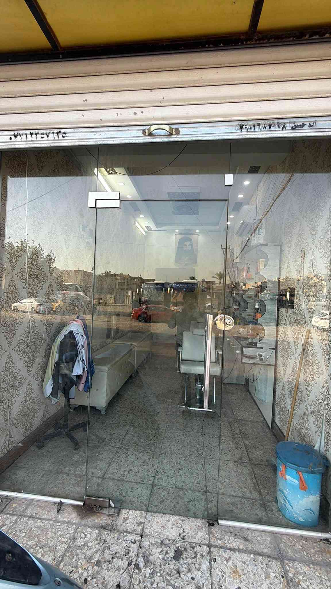ميوزة عدد ثنين وكراسي عدد ثنين وخانة مال تنضيفات وتخم للبيع مستعملات شي قليل شراي يجي خاص او ع رقمي *********** 
مكاني بغداد/الشعب
