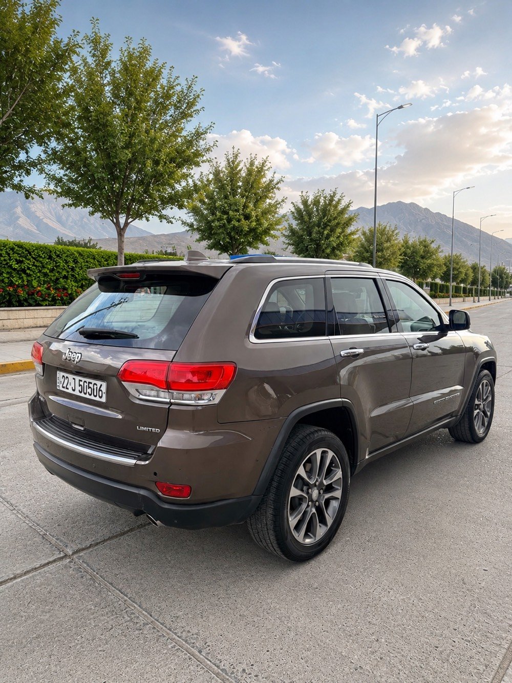 جيب گراند شيرۆكی 2018 (خەليجى شەریکەی هارلم)
قەپات مواسفات 4x4 Limited Plus 

فۆر ویل ، پانۆراما ، 3 شاشە ، کوشن سارد و گەرم ، حساسی پێش و پشت ، شاشە کارپلەی
هەموو گیانی بە شەرت هیچی نییە بێ سبوغ و بێ پارچە گۆرین
هەردوو دەعامی بە شەرت (( ٥٧ رۆیشتووە ))

زۆر خاوێنە و بێ مەسرەف (( گێر و مەکینە و تەقە ورەقە بە شەرتە ))

رەقەم و سەنوی نۆییە (( شوین // هەولێر ))

سعری (( ٢٤٩ وەرەقە و مەجالی تێدایە ))

***********
***********