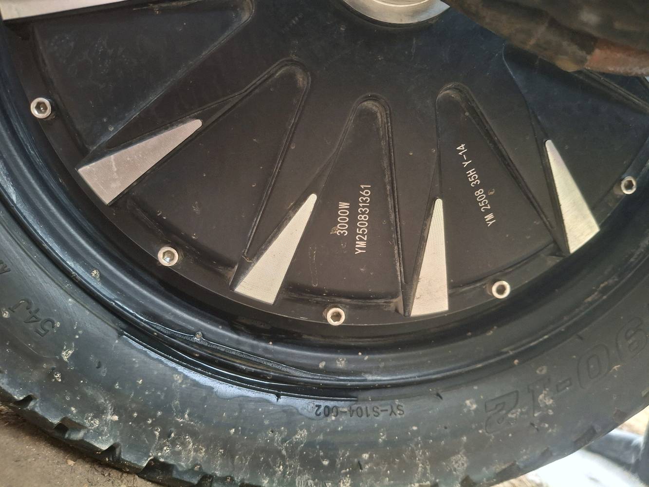 جديدصار 3 اشهر من ماخذه  بي ضربه من كدام واني اسويه  وبي بس بطاريع وحده مبدله بس
هلا، شنو موديل السكوتر/الدراجّة بالضبط وكم شهر من الشراء؟: 
موديل 2026 صارلي من مشتريه 3 اشهر لن نجحت 
وين مكان البيع بالضبط؟ وأكو توصيل لو تبديل؟: 
الفلوجه
البطاريات شكد عددهن وشكد فولت/أمبير كل وحدة؟ وشنو حالة الباقيات غير اللي مبدلها؟: 
عدده 6 وبي 4 سرع  ما مجرب اشوف شكد يقرن البطاريه
الضربة من كدام مأثرة على الشاص أو الاستيرن لو بس تجميل/كعدة؟ وهل بيه اعوجاج أو مشاكل بالمشي؟: 
كلشي ما تئثر بس فطر 
شنو آخر حد بالسعر؟ وهل الجهاز يفحص وين ما تريد لو بمكان محدد؟: 
وين ميريد 