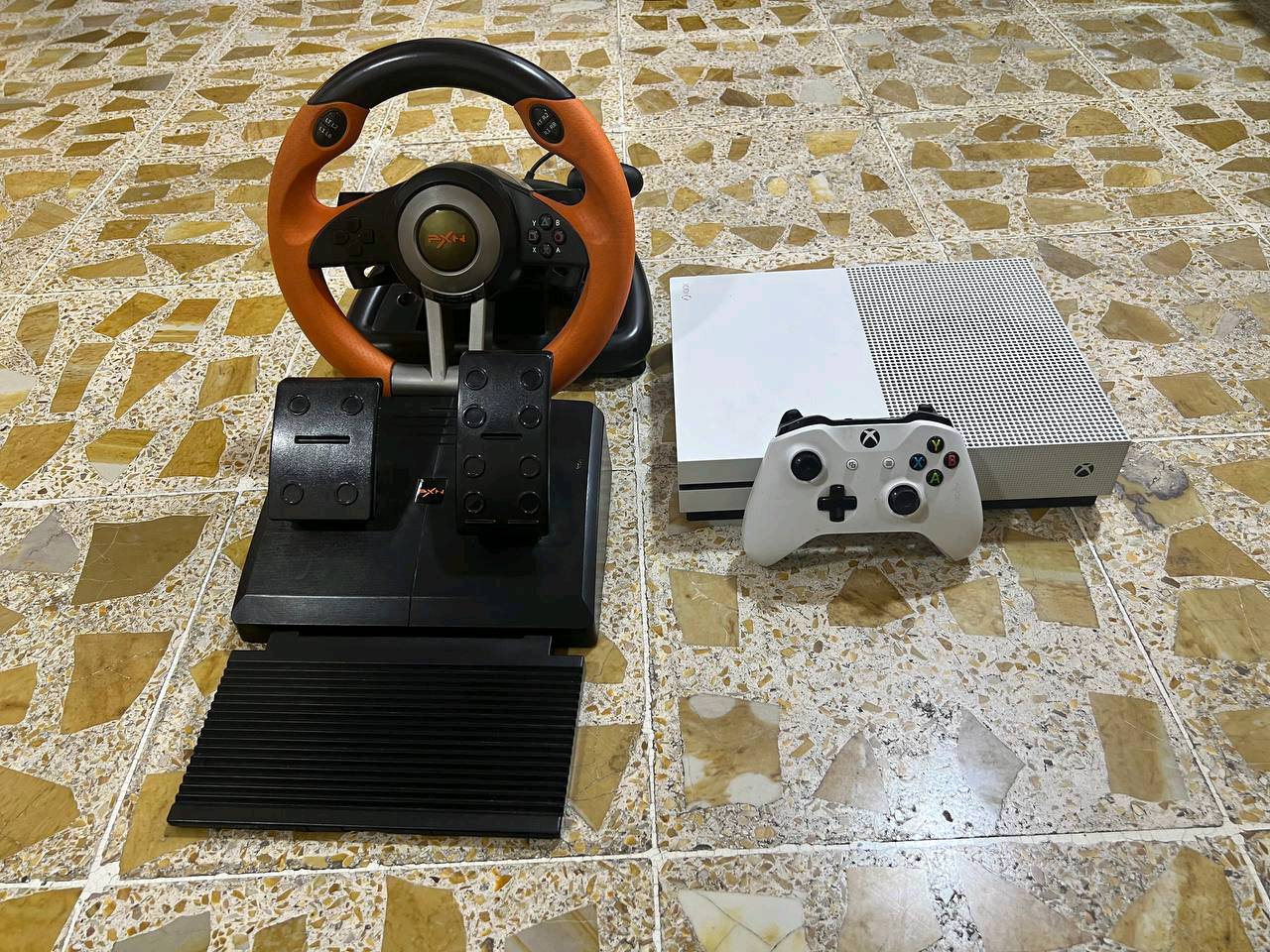 سلام عليكم XBOX ONE S للبيع سعر 200 مامفتوح ابد مكان الموصل جانب الايسر 
