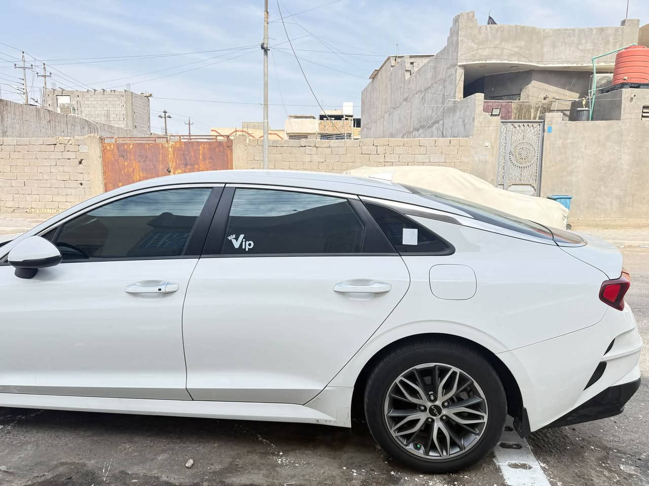k5 خليجي مديل 2022
مكينه 2000
نص فول 
رقم اربيل بسم شخص بيتهم بغداد وعندي بيها وكاله
 بيها باردين موضح بسونار 
مكينه وكير وتبريد كفاله 
مكان السيارة البصره الامن الداخلي 
السعر 177 وبيها مجال للشراي
رقم الهاتف ***********

