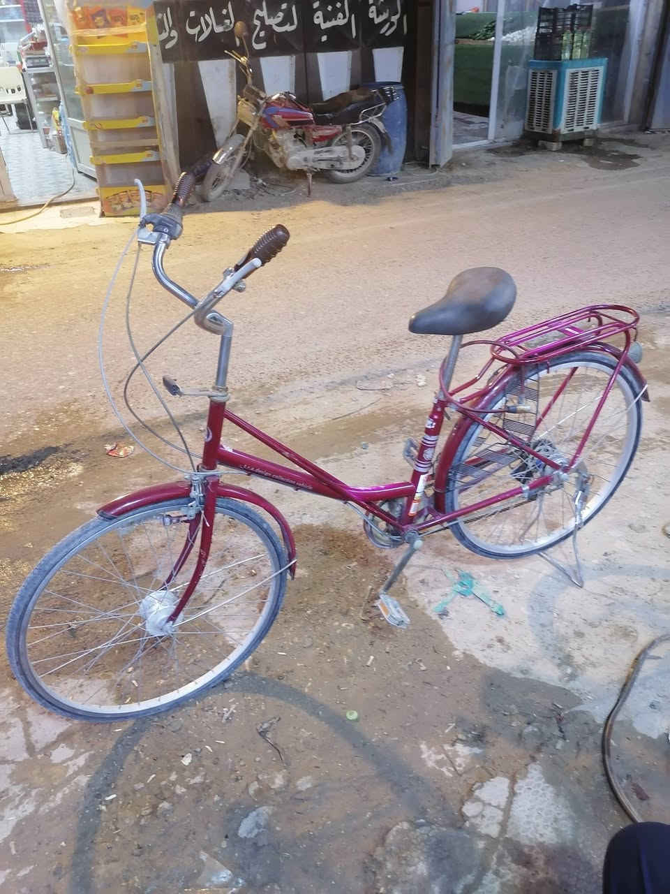 سلام عليكم بايسكل بناتي ابو العقرب للبيع البايسكل نظيف انظف من الصورة العنوان المعملجي فرع مستشفى وارث للاورام للتواصل على الرقم***********
السعر ١٢٠ الف وبيه مجال حگ الجية
