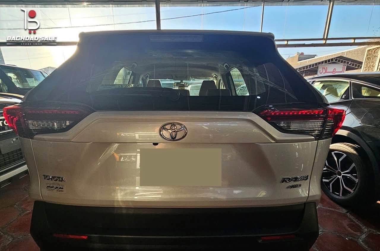 تويوتا راف فور 2025 – خليجي وكالة ساس
Toyota RAV4 2025

🌍 المدينة –  بغداد –الكراده 

•   🛣️  المسافة المقطوعة    - زيرووووو مرقم بغداد ومثبت لوخات 

💰 السعر:47،00000 مليون عراقي 

✅ المواصفات :

🚗 النوع: تويوتا راف فور
📅 الموديل: 2025
🎨 اللون: أبيض
📍 الكيلومترات: زيرو

⭐ الحالة: ممتازة – بدون حوادث
🌍 المصدر: خليجي
⛽ الوقود: بنزين
⚙️ المحرك: 2.4 لتر
🔩 4 سلندر
🔧 الجير: أوتوماتيك
🛞 الدفع: أمامي 2WD

• شاشة لمس
• بلوتوث
• Apple CarPlay
• Android Auto
• كاميرا خلفية
• حساسات أمامية
• حساسات خلفية
• تشغيل بصمة
• دخول ذكي بدون مفتاح
• مثبت سرعة
• شاشة معلومات للسائق
• مكيف أوتوماتيك
• شاحن لاسلكي
• منافذ USB متعددة
• مرايا كهربائية قابلة للطي
***********

نص مكتوب في الصور:
- BAGHDAD SALE
- 15 BAGHDAD SALE
- حمل التطبيق الان
- 15
- STORE SHOP