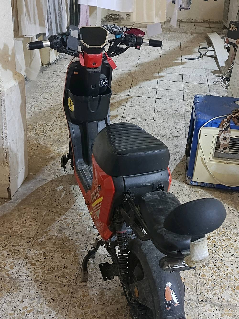 سلام عليكم دراجه R9للبيع بسعر مناسب ب350 او بيه مجال هواي للشراي او باقي غراض موجوده السله و الدواسه تشتغل سوسج او بصمه علا الكارت+ 3 نمر و عالي او ناصي او هورن كله يشتغل بكاني ذي قار قلعه سكر
ممكن توضحلنا موديل R9 بالضبط وشكد سنة الصنع أو سنة الاستخدام؟: 
2025
الدراجة شكد حالة البطارية/البطاريات؟ وكم تمشي بالشحنة الواحدة تقريباً؟: 
تمشي بل شحنه الوحده من 30 كم الى 50 كم
بيها أي ملاحظات أو نقص غير اللي مذكور، خصوصاً بالفرامل، الكفرات، أو الكهرباء؟: 
بس البك ما يشتغل 
ومن أي منطقة بالضبط حتى نذكر موقع البيع، وشنو آخر سعر إلك بيها إذا اكو مجال للمساومة؟: 
ذي قار قلعه سكر 