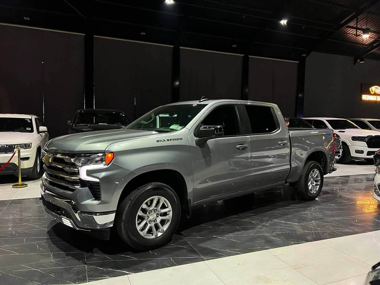 Chevrolet Silverado 
2024      LT   2.7  - 4x4

بسمە و شغال
شاشە و کامیرە
لایت لید
کوشین کهرابایی
کوشینات هیتر
سوکان هیتر
رادار
باب طویل
بودی قصیر

1GCPDKEK8RZ211707      ‌                             رقم شاصي
23.000 mile
2 قطعە صبغ

معرض ( رێبوار سالار صالح ) اربیل شارع ١٠٠م
***********
***********
