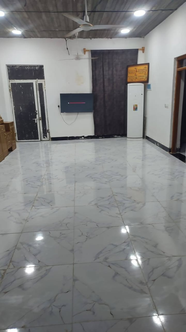 بيت البيع في الكوفه (البراكيه )
قرب معمل السمنت 
قرب البانزين خانه مال بيت حجي وحيد 
مساحه ٣٧٥ 
طابو زراعي 
البناء _ستقبال _صاله _غرف نوم ٢ _حمام داخلي  
_حمام خارجي _مطبخ 
البناء طابوك 
لسقف صب كونكريت 
ريضيه رفت صب
سعر ٦٥وبي مجال الشراي 
رقم ***********
