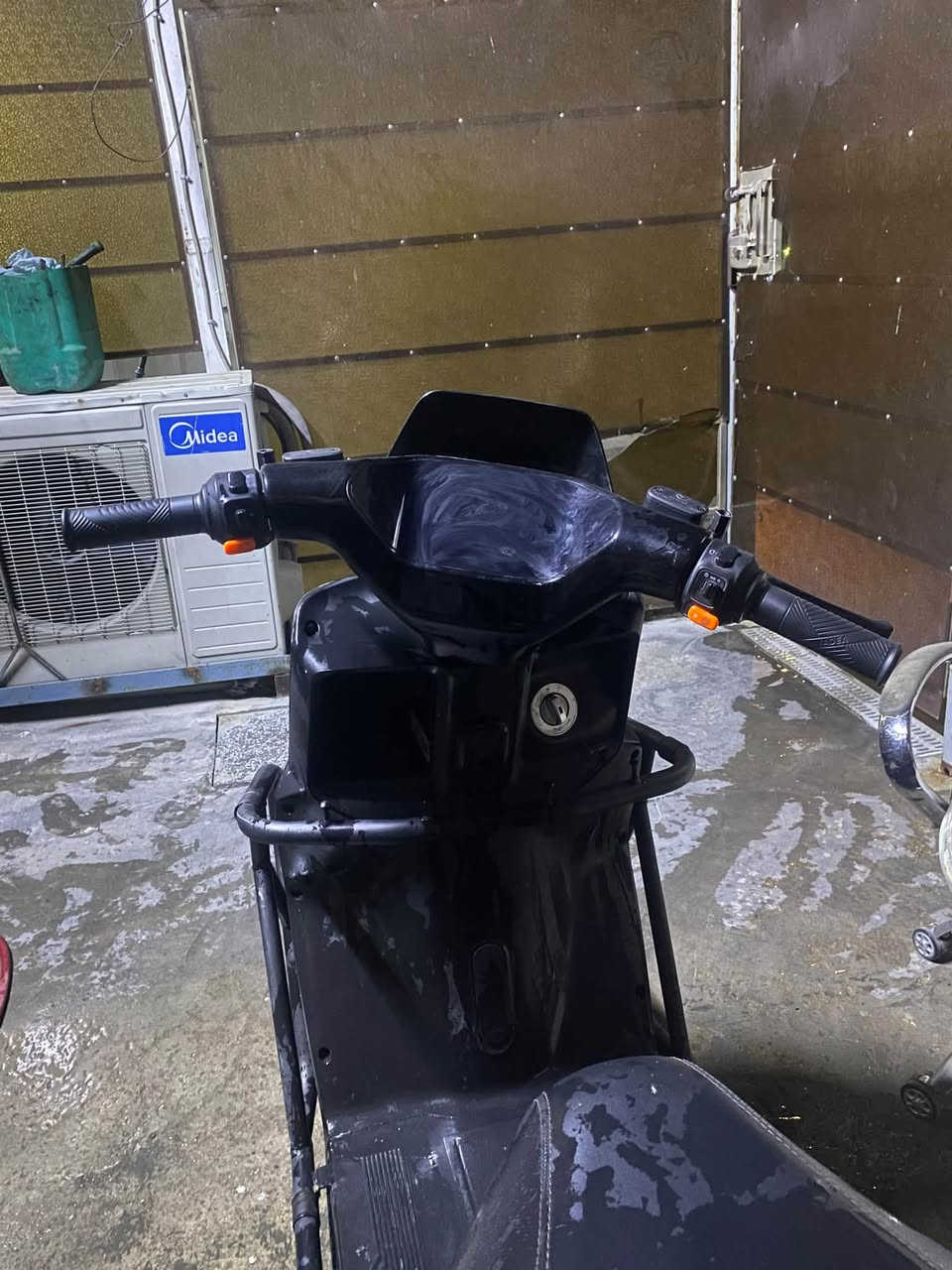 السلام عليكم دراجه شحن gt60ياديا مستعمل 6 اشهر بطاريات مبدله جديده  مري جانبيه موجوده بيها مثبت سرعه  سرعته 60 تكطع مسافه 75 كيلو بعدهة على ضمان الشركة ***********
